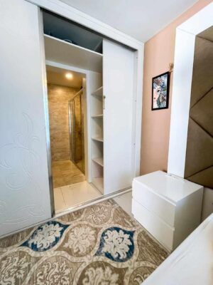 Продается большая, меблированная квартира планировки 2+1 в центре Алании (Турция).