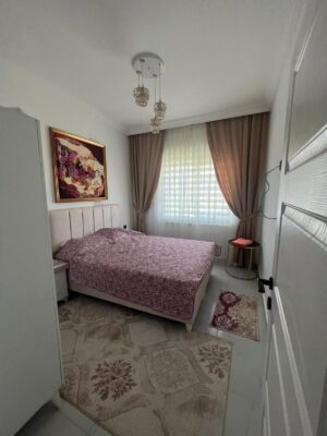 Продается меблированная, аккуратная двухкомнатная квартира в Алании с застекленным балконом,